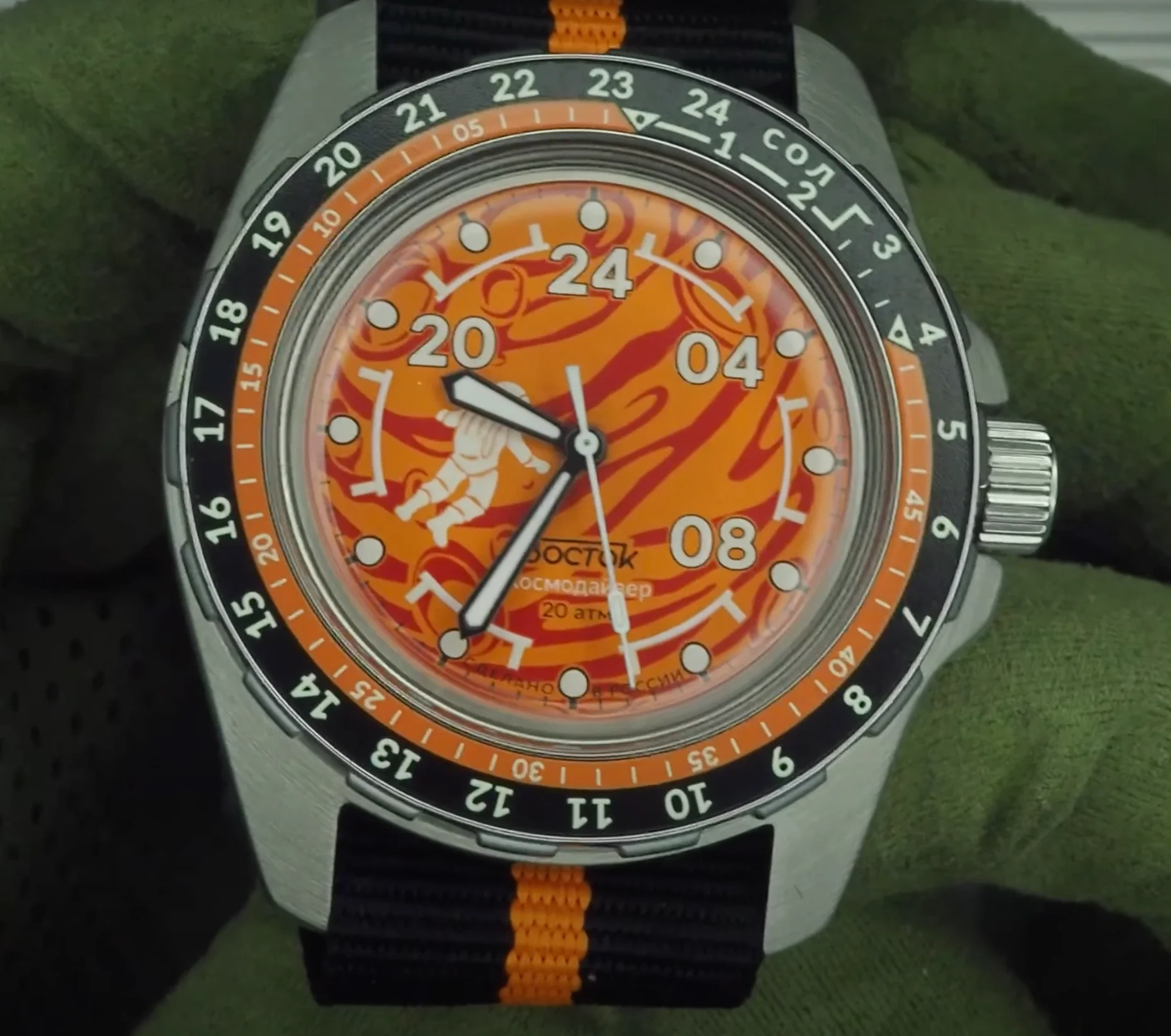 Vostok Amphibia 14091V CosmoDiver Mars 24-Hour Watch - Image 9